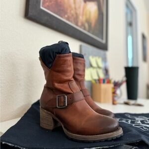 Brand new Free Bird size 6 boots